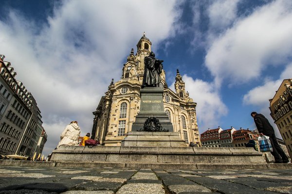 Quels sont les meilleurs itinéraires pour une randonnée dans les montagnes de la Sierra de Guadarrama, Espagne?