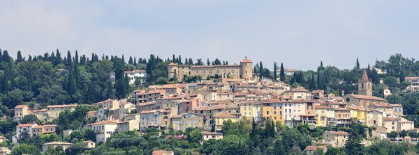 Quels hébergements en Provence offrent des ateliers de parfumerie et des visites de champs de lavande?